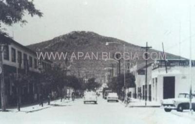 Fotografía de la calle Reforma, al fondo, el Cerro de San Pedro, desconocemos la fecha. (Foto proporcionada por la Familia Fernández)