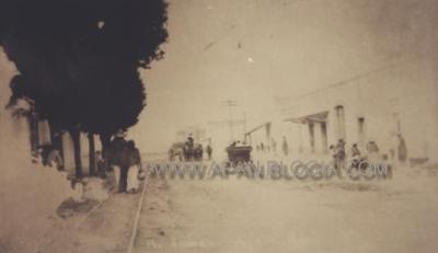 Avenida Juárez,  tomada frente a la estación de tren, donde se aprecia la  famosa tienda "El Aeroplano" (Foto facilitada por el Sr. Jorge Moreno)