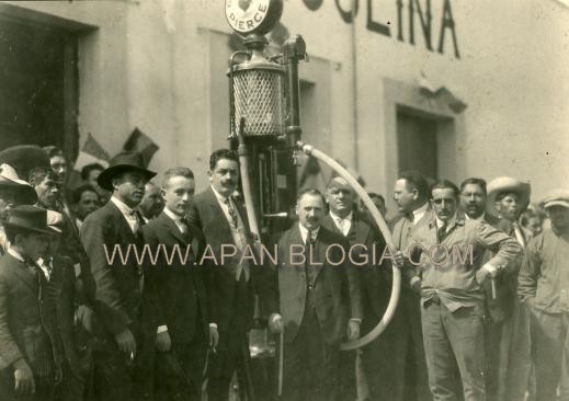 Inauguración de la (posiblemente) primer gasolinera en Apan, la cual se encontraba frente a la tienda Gómez Hermanos. Foto proporcionada por el Sr. Carlos Velasco, de España. Q.E.P.D.