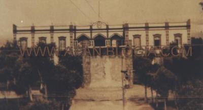 Monumento a la Madre, hoy en este mismo lugar se encuentra la fuente en el Jardín Municipal, al fondo aparece la Presidencia