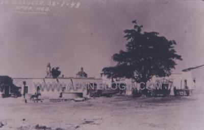 La Plazuela, imagen tomada el 28 de Enero de 1948, en este lugar existía una fuente, al fondo puedes observar el letrero de los (entonces) Baños Jordan (hoy es una escuela particular), actualmente sobre este terreno se encuentra la Preparatoria Benito Juárez.