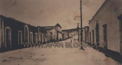 Parecer ser la calle Morelos, al final de esta calle de lado izquierdo pudiera ser el lugar donde hoy se encuentra la escuela Manuel Sabino C.