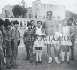 Angel Pulques León en el Campo Deportivo (hoy Estadio Pulques León) con sus alumnos.(Foto proporcionada por la Sra. Blanca Estela León)