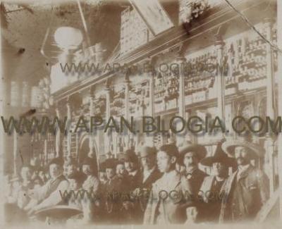 Interior de la Zapatería mencionada, es posible que sea un recuerdo de la Inauguración en 1900. Aparentemente igual funcionaba como Tienda Mercantil. (Foto proporcionada por la Sra. Blanca Estela León)