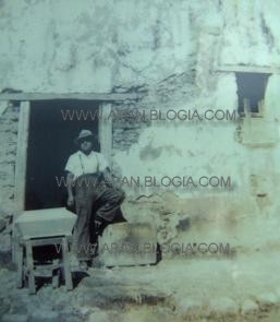 En la imagen aparece el Sr. Carlos López M., a su lado, su primer ataúd fabricado, un bandolón infantil, foto del año 1942. (Foto proporcionada por Alfredo López García de Funeraria Guadalupana.)
