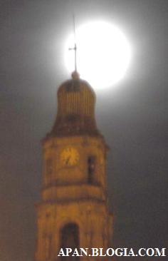 La torre con la luna por cobijo.
