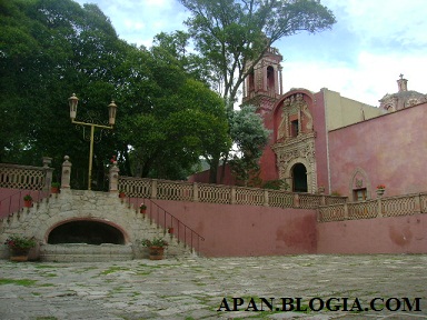 La capilla y el patio principal de la Hacienda de Tetlapayac