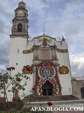 El templo adornado durante las diesta de la Virgen de la Asunción.